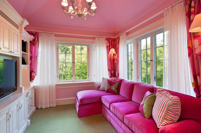 Ghế sofa phòng khách đẹp với gam màu hồng nổi bật